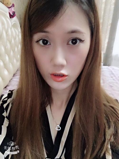网红周荏菲演绎猫眼妆