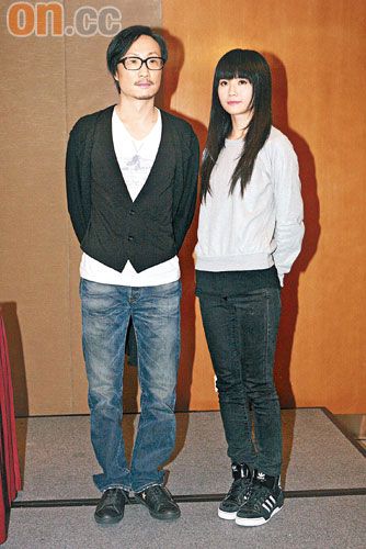 郑中基与阿sa以黑白灰色装束召开记者会,低调又沉重.