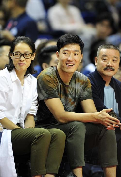 10月9日,刘翔(中)与妻子吴莎(左)在赛场边观看比赛.