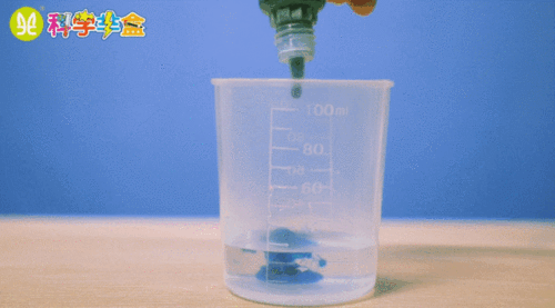 1.三个杯子里倒入适量的温水,接着分别滴入不同颜色的色素