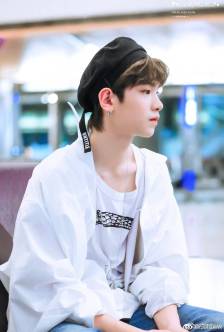『黄明昊』