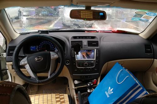 比亚迪-g6 2012款 1.5ti 手动尊贵型