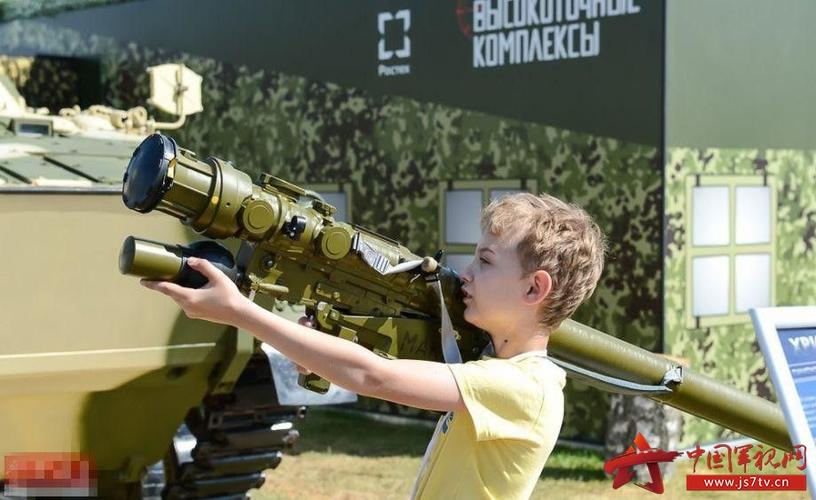 组图:俄罗斯儿童肩扛便携式防空导弹