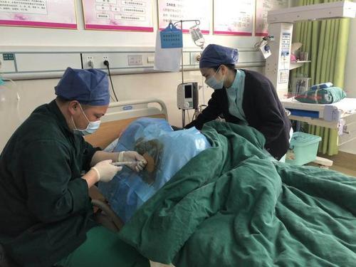 顺产有多难?产妇现场直播分娩过程,网友:隔着屏幕都感觉到疼!