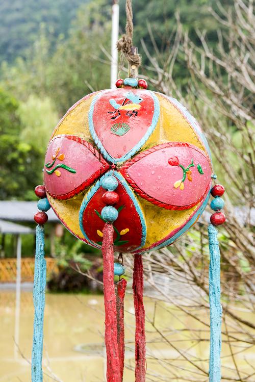 原创广西最大的绣球博物馆,90岁老奶奶飞针走线,藏着一代代人的情怀