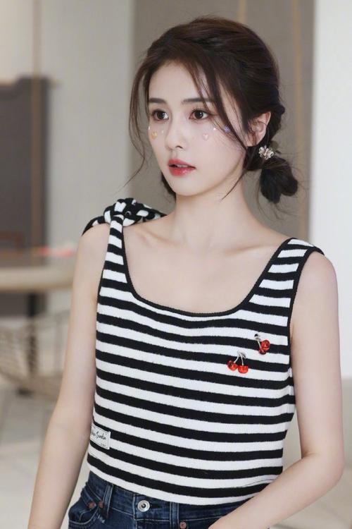 白鹿说五月也顺利度过吧#白鹿黑白条纹写真低马尾白鹿真的爱了,百变