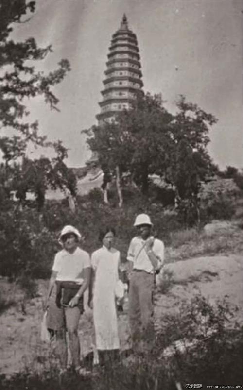 1934 年梁思成,林徽因与费慰梅在广胜寺考察