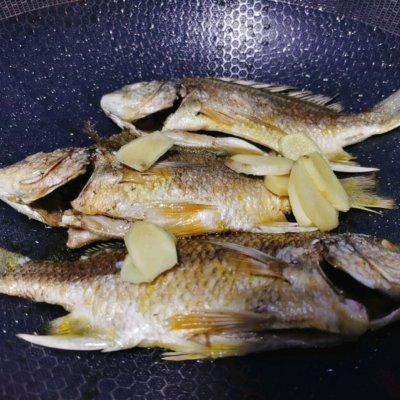 正文   用料    黄翅鱼 3条   生姜 1块   小葱 4根   东古一品鲜酱油