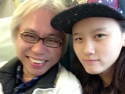57岁李坤成恋上17岁小女友 图揭男星都爱吃嫩妹- 中国日报网