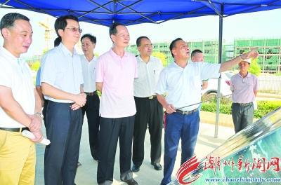 昨天下午,市领导李水华,殷昭举等在凤泉湖高新区调研.陈宏文 摄