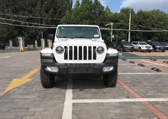 jeep牧马人撒哈拉混动版白色现车到店