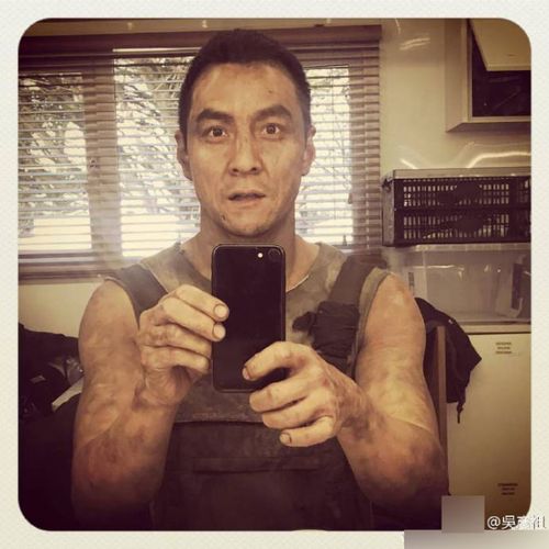 吴彦祖满身污泥晒自拍 网友:这么邋遢都帅!