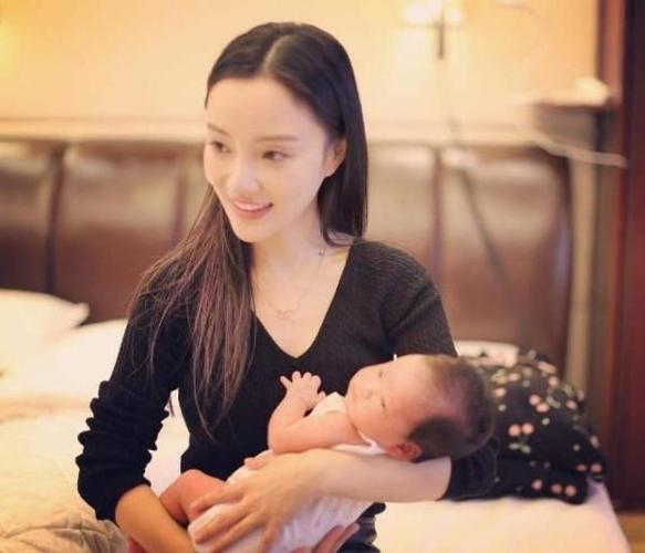 李小璐做妻子也许很失败,但她一定是位好母亲