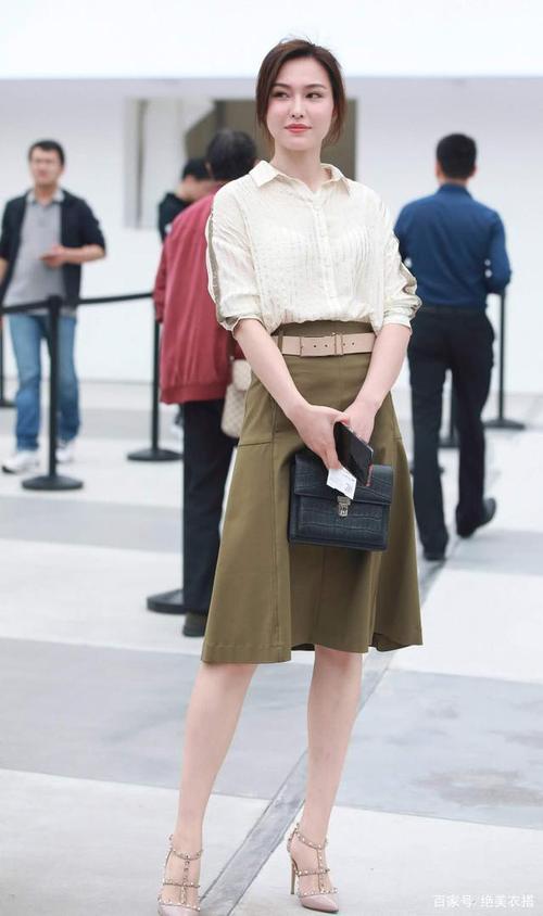 原创女人的"风情美"有多迷人?瞧上海女人的街拍穿搭,妩媚到骨子里