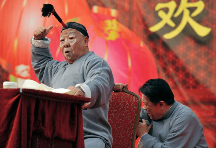 双簧,为一种民间艺术,源于北京的一种曲艺名字,由前面的一个演员