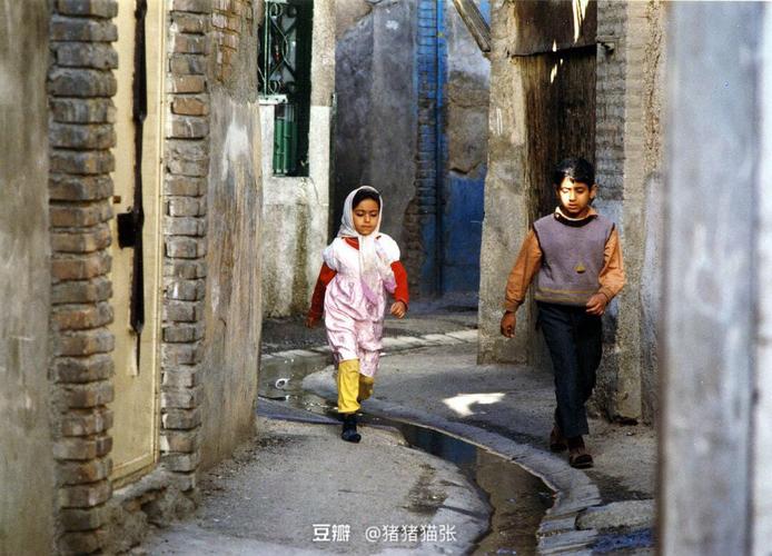 《小鞋子》这部电影,小主人公凭借顽强的意志跑完马拉松的时候,他问