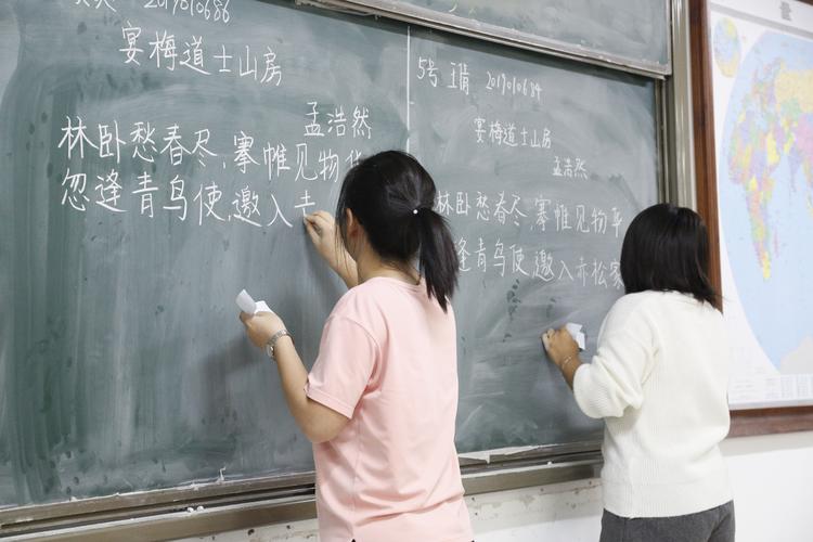 我院学生会举办钢笔字粉笔字大赛