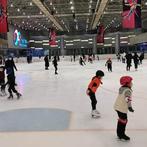 北京冰纷万象滑冰场(华润万象汇店)-"想找个地方滑冰呢,提前来观摩了