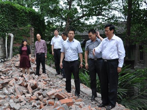 泸州市委副书记曹建国到龙马潭区教育系统调研地震灾情
