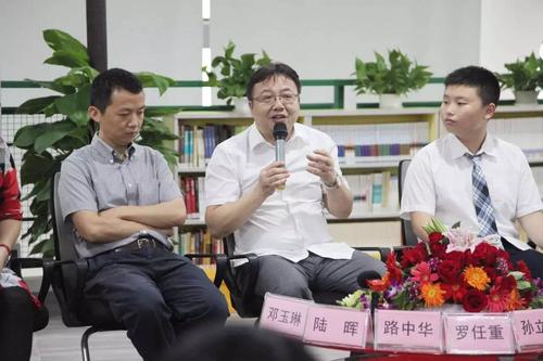 罗任重校长谈南山二外在科学教育方面的探索 q:平常喜欢看哪些书?