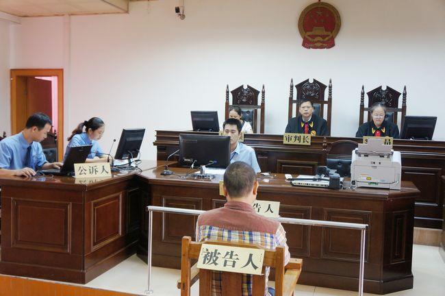 容县法院:院长敲响开庭法槌 推进"庭审亲历"