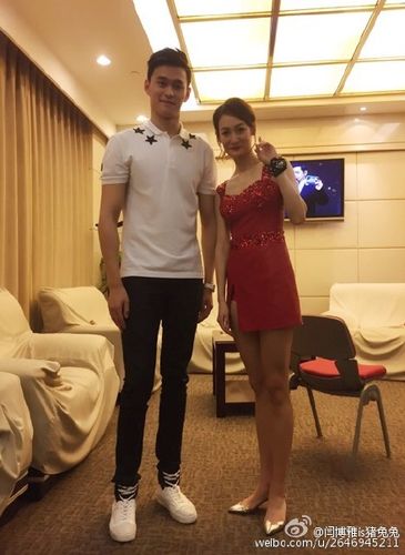 奥运冠军孙杨作为神秘嘉宾现身,为王皓妻子闫博雅助阵