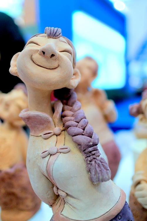 这些风格粗犷,表情夸张的泥塑里,浸透着泥土的清香,有着浓郁的地方