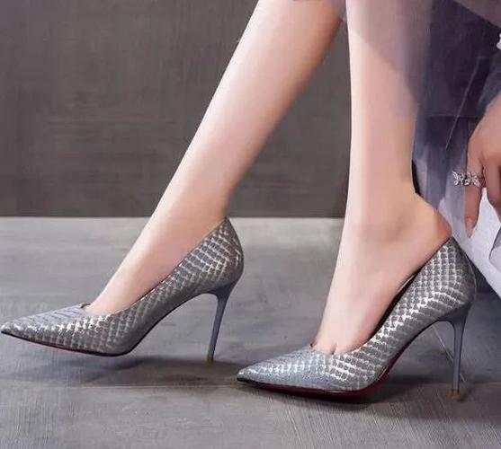 时尚高跟鞋工业风的尖头细跟高跟鞋经典的红底鞋面银色金属质感蛇皮