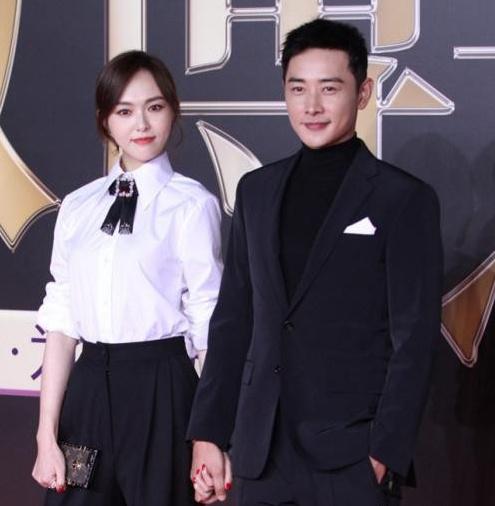 罗晋一身黑色西装套装,脚踩同色系皮革板鞋,休闲帅