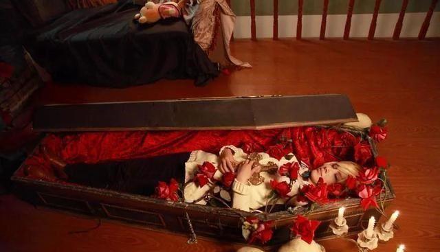 人在去世以后将尸体放在棺材里100年后肉身会有什么变化