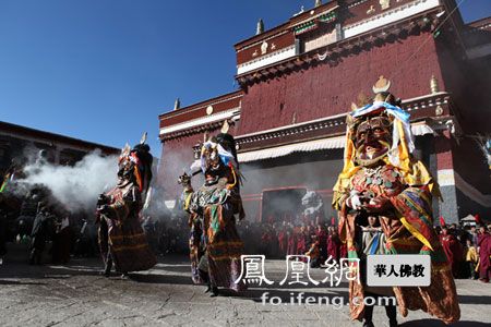 震撼画面:萨迦寺巨型面具神舞实录
