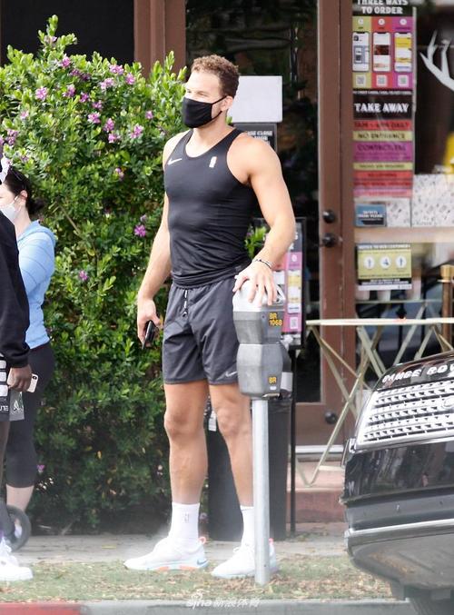 5 2020年6月16日讯,美国,格里芬现身街边与友人交谈,紧身背心展示肌肉