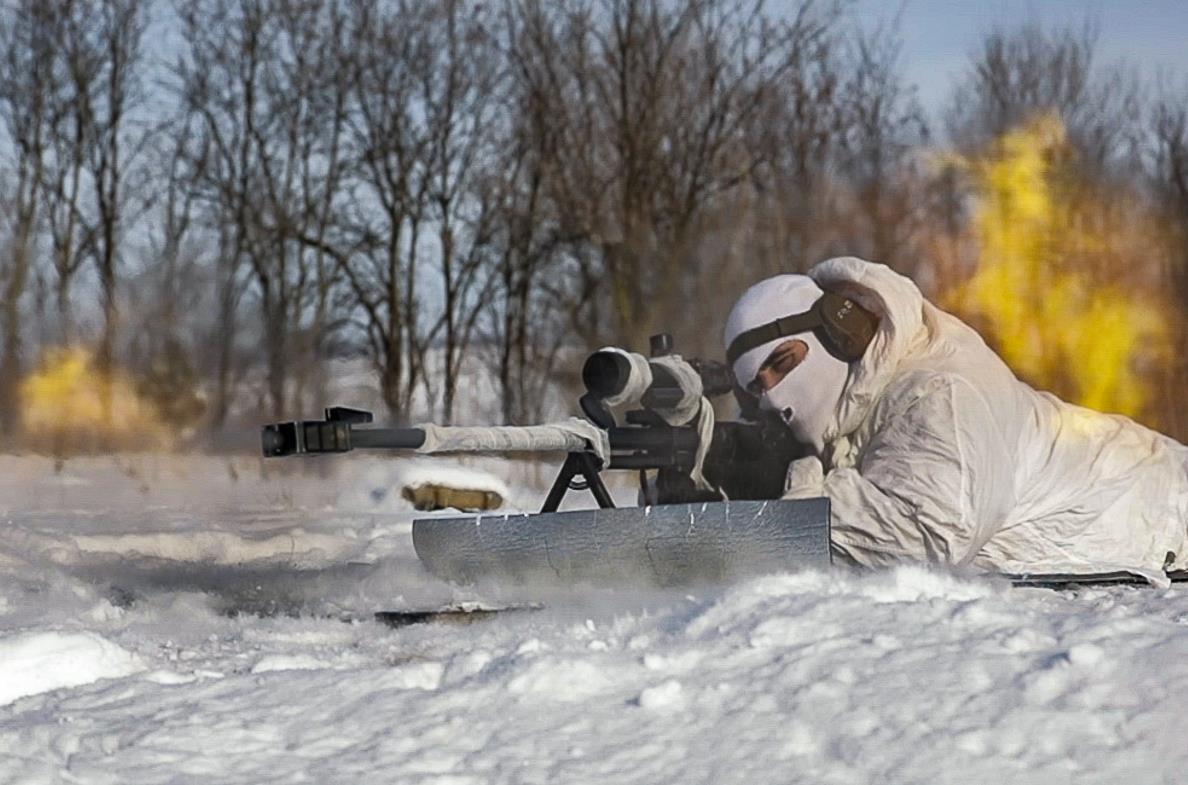 俄军狙击手使用大口径asvk狙击步枪在沃罗涅日地区