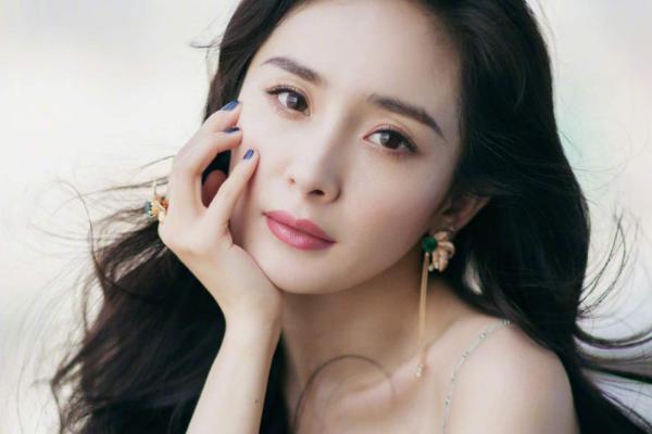 杨幂现身奇葩说,模仿绿茶经典捂嘴动作,网友:不愧为小