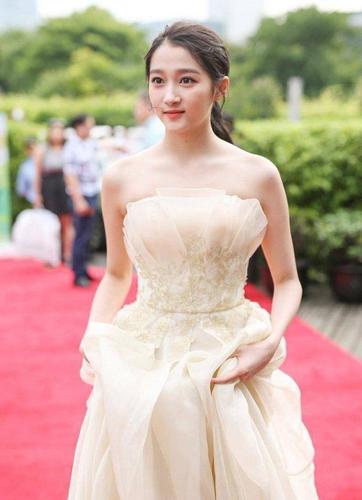 关晓彤穿裙子性感迷人,看到照片后,网友:太迷人了