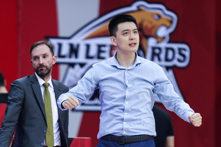 央视直播新老两代教练强强对碰杨鸣智斗郭恩师郭艾伦缺席