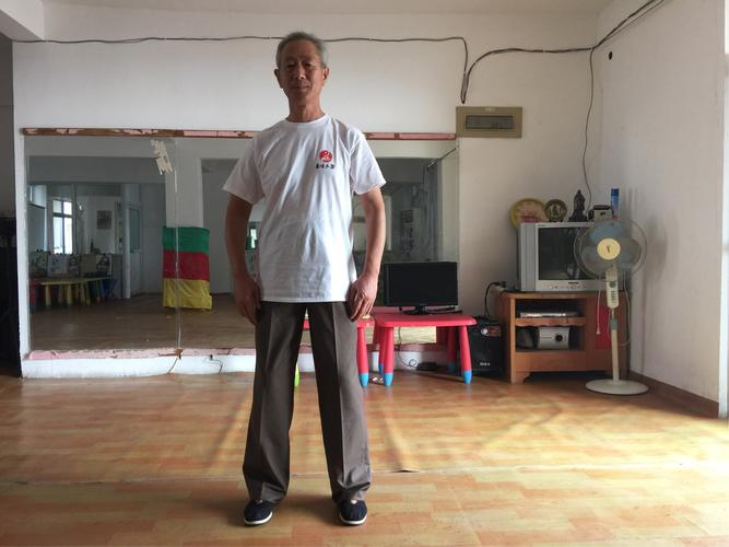 头正胫直,虚领顶劲.含胸收腹,沉肩坠肘,立身中正.