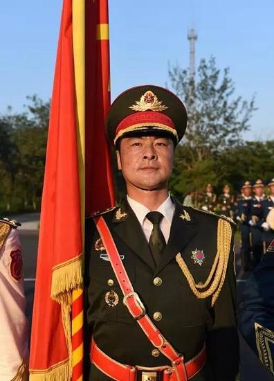张洪杰作为军旗手,不仅是三军仪仗队的龙头,也是整个受阅方队的龙头