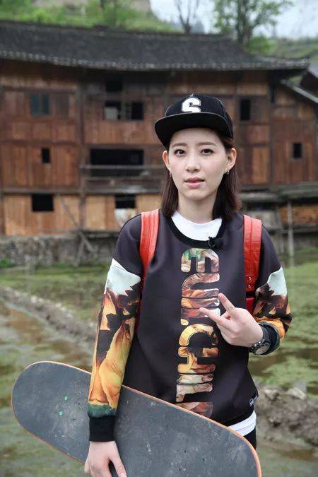 对舞蹈并不擅长,相反李斯丹妮跳舞很厉害,于是杨紫在休息时间