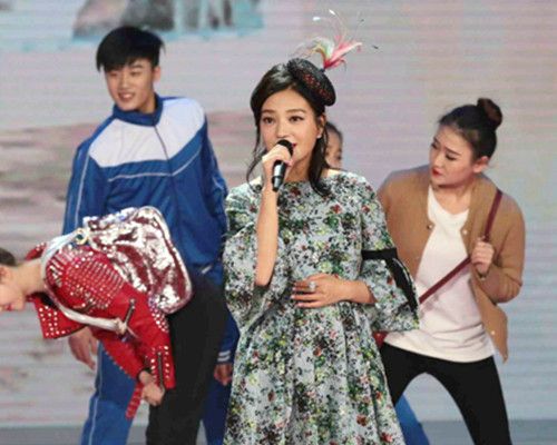 【图】赵薇春晚唱的歌《六尺巷》 第三次登春晚独唱家乡歌曲