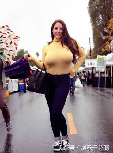 欧美真人秀女星戴丽雨天独自逛街,雨天也影响不了她