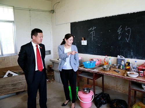 "4月21日上午,在河南省南阳市淅川县寺湾镇三泉沟村,村民李秀花见到前