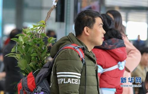 春运首日 背起行囊笑脸回家
