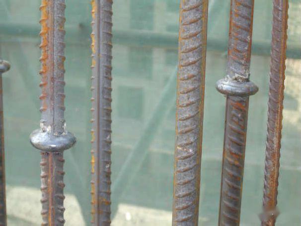 焊接参数→施焊→回收 同一连接段内,纵向受力钢筋的接头率应符合