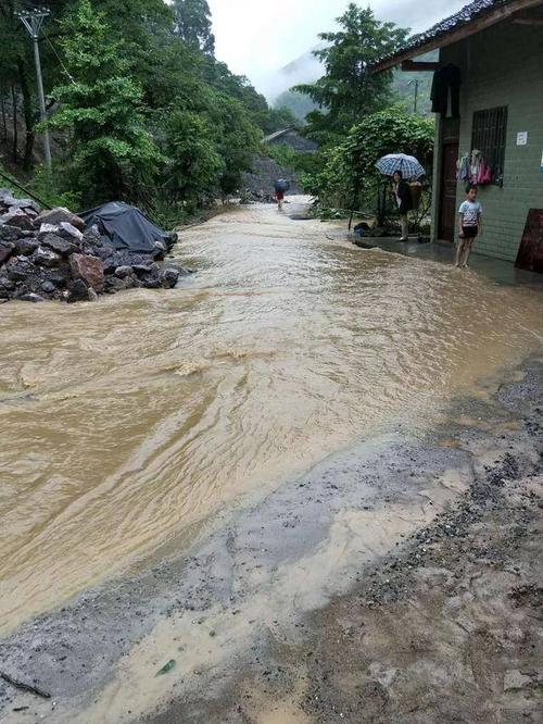 视频△ 网友「天堂尘缘」在报料称:进入溪口镇黄杨扁担村,一趟大雨
