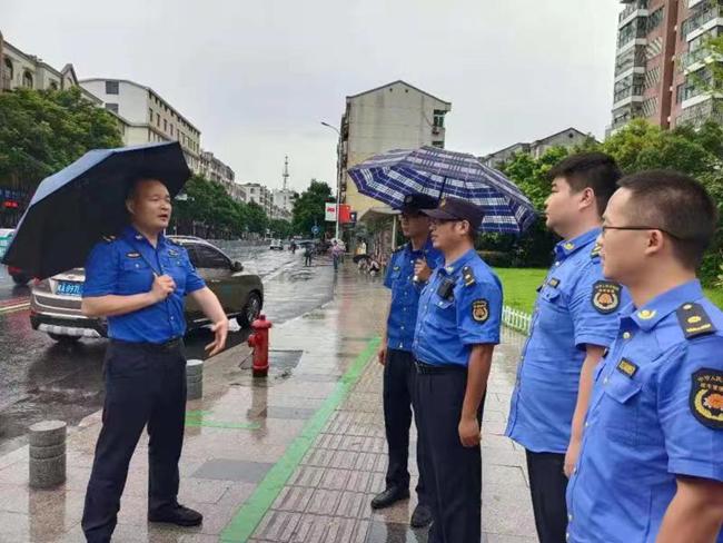 肥西县城管局上下齐心迎战暴雨