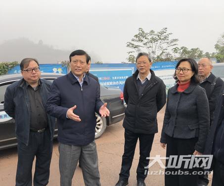 曹建国一行先后来到泸州市梓橦路学校,长江六桥施工区域,现场督导