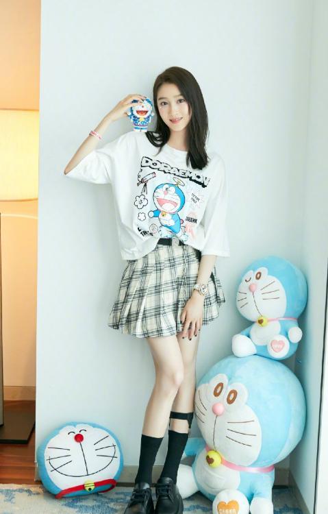 关晓彤的裙子越来越短,学女团穿3cm裙子,现在不用顾忌?