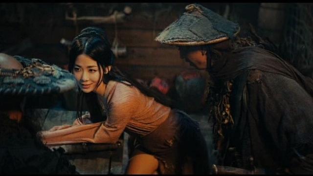 安唯绫在电影2020版《奇门遁甲》饰演客栈老板娘春春