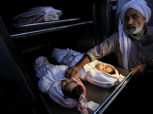 两具儿童尸体停放在卡迈勒·阿德万医院的太平间